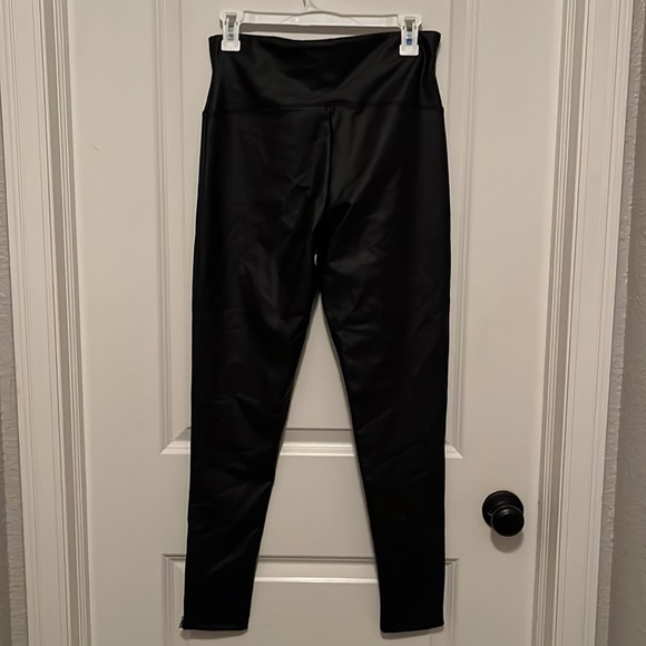 Faux Leather Leggings Size L/G - Picture 2 of 3